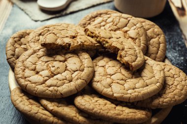 Bisküvi tatlı kurabiye arka plan. Yerli yığılmış tereyağı bisküvi desen kavramı, makro yakından. Ev yapımı kurabiye ahşap masa üzerinde. Mısır gevreği bisküvi susam, yer fıstığı, ayçiçeği ve amaranth.