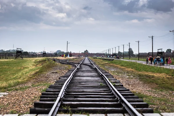 Auschwitz, Polska - 11 lipca, 2017.Rail wejście do obozu koncentracyjnego w Auschwitz Birkenau Kz w Polsce, klasycznego widoku historycznego obozu śmierci Auschwitz-Birkenau w czerni i bieli, część obozu koncentracyjnego Auschwitz — Zdjęcie stockowe