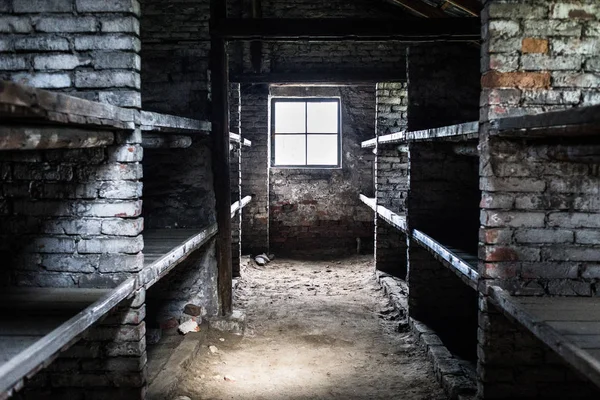 AUSCHWITZ, POLONIA - 11 de julio de 2017.Cuartel en la sala de estar del campo de concentración Auschwitz Birkenau KZ Polonia . — Foto de Stock