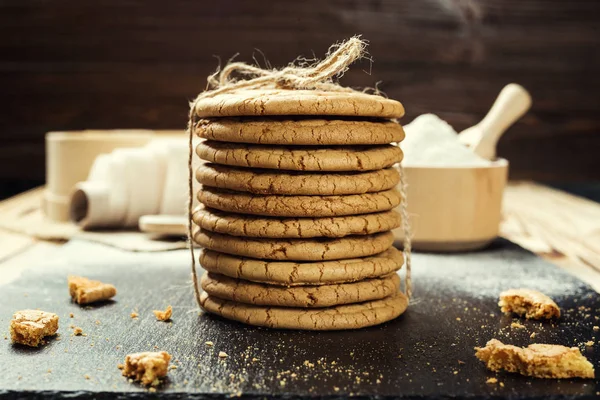 Bisküvi tatlı kurabiye arka plan. Yerli yığılmış tereyağı bisküvi desen kavramı, makro yakından. Ev yapımı kurabiye ahşap masa üzerinde. Mısır gevreği bisküvi susam, yer fıstığı, ayçiçeği ve amaranth.