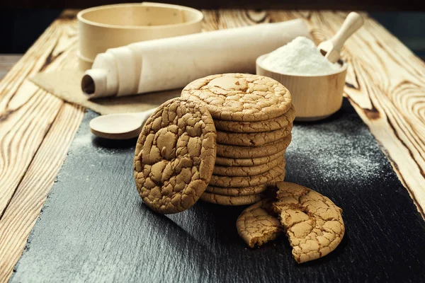 Bisküvi tatlı kurabiye arka plan. Yerli yığılmış tereyağı bisküvi desen kavramı, makro yakından. Ev yapımı kurabiye ahşap masa üzerinde. Mısır gevreği bisküvi susam, yer fıstığı, ayçiçeği ve amaranth.