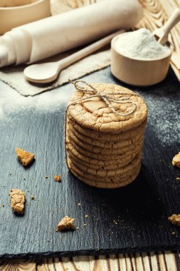 Bisküvi tatlı kurabiye arka plan. Yerli yığılmış tereyağı bisküvi desen kavramı, makro yakından. Ev yapımı kurabiye ahşap masa üzerinde. Mısır gevreği bisküvi susam, yer fıstığı, ayçiçeği ve amaranth.