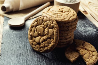 Bisküvi tatlı kurabiye arka plan. Yerli yığılmış tereyağı bisküvi desen kavramı, makro yakından. Ev yapımı kurabiye ahşap masa üzerinde. Mısır gevreği bisküvi susam, yer fıstığı, ayçiçeği ve amaranth.