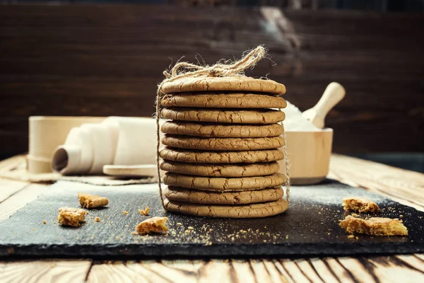 Bisküvi tatlı kurabiye arka plan. Yerli yığılmış tereyağı bisküvi desen kavramı, makro yakından. Ev yapımı kurabiye ahşap masa üzerinde. Mısır gevreği bisküvi susam, yer fıstığı, ayçiçeği ve amaranth.