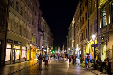 09 Temmuz 2017-Polonya, Krakow. Pazar Meydanı gece. Main Market Square Cracow içinde Cracow, Sukiennice, Cloth Hall - dönüm noktası Rynek eski şehrin en önemli Meydanı olduğunu