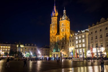 09 Temmuz 2017-Polonya, Krakow. Pazar Meydanı gece. Main Market Square Cracow içinde Cracow, Sukiennice, Cloth Hall - dönüm noktası Rynek eski şehrin en önemli Meydanı olduğunu