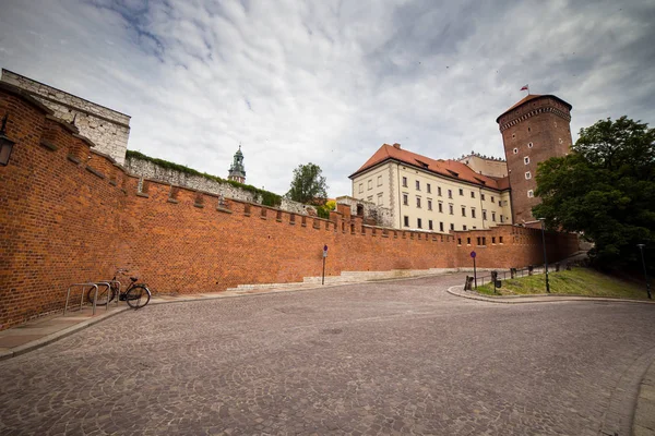 10 lipca 2017 r. Kraków - Wawel o dzień, wzgórze Wawelskie z Katedra i zamek, zamek na Wawelu złożony w Kraków, Polska, zabytkowe centrum, miasto z antyczny architektura. — Zdjęcie stockowe