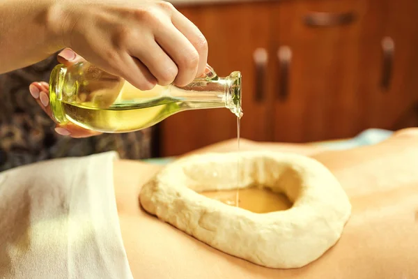 Mujer en spa de bienestar que tiene masaje de aromaterapia con aceite esencial, Mujer disfrutando de un tratamiento de masaje de aceite de Ayurveda en un spa, Técnicas de masaje, masaje de espalda, Hierbas ayurvédicas chica masaje salón de spa — Foto de Stock