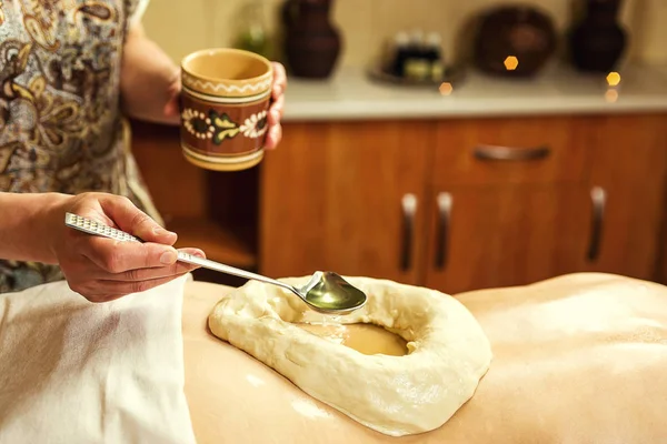 Mujer en spa de bienestar que tiene masaje de aromaterapia con aceite esencial, Mujer disfrutando de un tratamiento de masaje de aceite de Ayurveda en un spa, Técnicas de masaje, masaje de espalda, Hierbas ayurvédicas chica masaje salón de spa — Foto de Stock