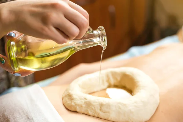 Mujer en spa de bienestar que tiene masaje de aromaterapia con aceite esencial, Mujer disfrutando de un tratamiento de masaje de aceite de Ayurveda en un spa, Técnicas de masaje, masaje de espalda, Hierbas ayurvédicas chica masaje salón de spa — Foto de Stock