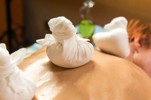 Femme bien-être beauté spa ayant aromathérapie massage à l'huile essentielle, Femme bénéficiant d'un traitement de massage à l'huile d'Ayurveda dans un spa, Techniques de massage, Massage des pieds close-up, massage avec poches — Photo