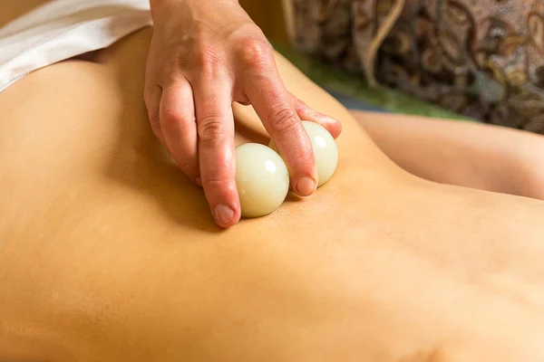 Mujer en spa de bienestar que tiene masaje de aromaterapia con aceite esencial, Mujer disfrutando de un tratamiento de masaje de aceite de Ayurveda en un spa, Técnicas de masaje, masaje de espalda, Hierbas ayurvédicas chica masaje salón de spa — Foto de Stock