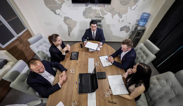 İş insanlar toplantı konferans tartışma şirket kavramı, iş takım, belgeler ve fikirler, tartışırken iş ortakları modern bir ofis iş Konferansı