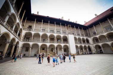 10 Temmuz 2017, Krakow - gün, Wawel hill Katedrali ile Wawel Kalesi ve Kalesi, Wawel Kalesi karmaşık Krakow, Polonya, tarihi merkez, antik mimariye sahip bir şehir.