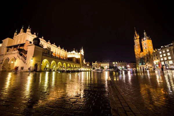 11 Temmuz 2017-Polonya, Krakow. Pazar Meydanı gece. Main Market Square Cracow içinde Cracow, Sukiennice, Cloth Hall - dönüm noktası Rynek eski şehrin en önemli Meydanı olduğunu