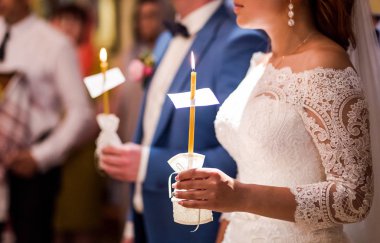 Yüzük, alyans düğün kilise, düğün töreni, glans üzerinde yeni evliler değişimi 