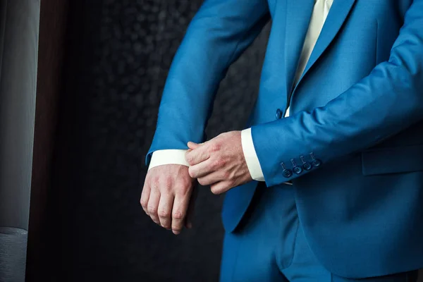 Zakenman draagt een jas. Man's stijl, mannelijke handen close-up, politicus, zakenman, Amerikaanse, Europese, business, mode en kleding concept — Stockfoto