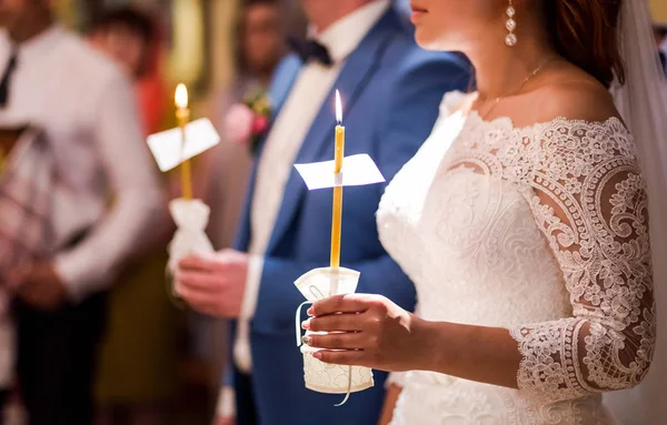 Yüzük, alyans düğün kilise, düğün töreni, glans üzerinde yeni evliler değişimi 