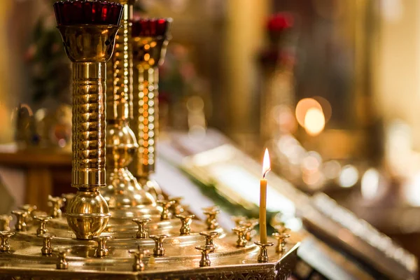 Kerzenschein in der christlichen Kirche, Trauung, Eichel, Altar, Kruzifix — Stockfoto