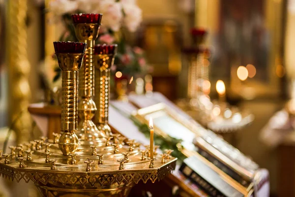 Lumière des bougies dans l'église chrétienne, cérémonie de mariage, gland, autel, crucifix — Photo
