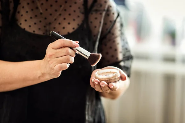 メイクアップ アーティスト powder.makeup アーティストが花嫁ブライダル メイクを適用する自然な獣毛ブラシを使用しています。化粧品。完璧なメイク up.Applying メイクアップの基本. — ストック写真