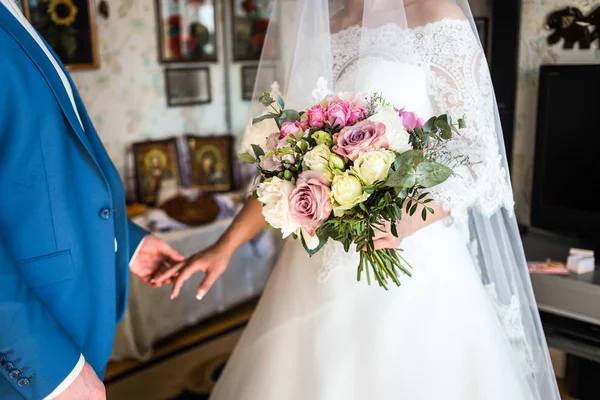 La sposa che tiene un mazzo nuziale nelle mani di un mazzo nuziale e mani primo piano, accessori nuziali, matrimonio, coppia amorevole che tiene il mazzo nuziale in mani — Foto Stock