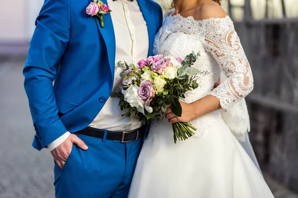 Bruden håller en brudbukett i händerna på ett bröllop bukett och händer närbild, bröllop tillbehör, bröllop, älskande par anläggning Bröllop bukett i händer — Stockfoto