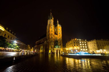 11 Temmuz 2017-Polonya, Krakow. Pazar Meydanı gece. Main Market Square Cracow içinde Cracow, Sukiennice, Cloth Hall - dönüm noktası Rynek eski şehrin en önemli Meydanı olduğunu