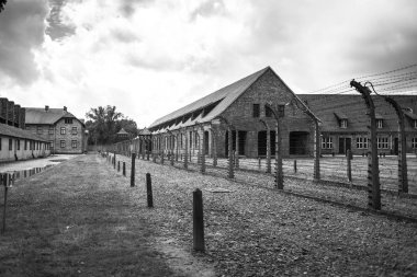 Auschwitz, Polonya - 11 Temmuz 2017.Barracks ve dikenli tel (Polonya) Auschwitz toplama kampında. Müze Auschwitz - Birkenau.Barbed telle bir toplama kampı.