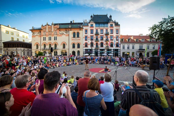 09 Temmuz 2017-Krakow, Polonya - eski şehir merkezi, Krakow Pazar Meydanı, tarihi merkez, antik mimariye sahip bir şehir.