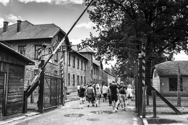 Auschwitz, Polska - 11 lipca 2017 r.; Muzeum Auschwitz - Muzeum Holokaustu. Głównej bramy obozu koncentracyjnego Auschwitz z napisem pracy sprawia, że wolna. — Zdjęcie stockowe