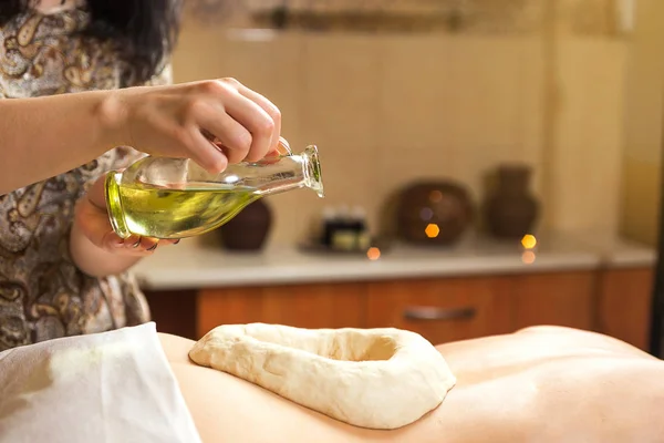 Mujer en spa de bienestar que tiene masaje de aromaterapia con aceite esencial, Mujer disfrutando de un tratamiento de masaje de aceite de Ayurveda en un spa, Técnicas de masaje, masaje de espalda, Hierbas ayurvédicas chica masaje salón de spa — Foto de Stock