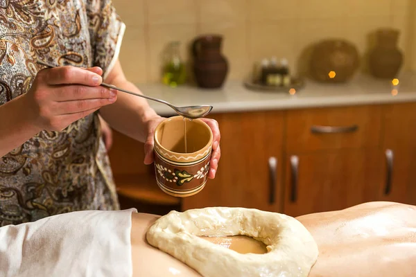 Mujer en spa de bienestar que tiene masaje de aromaterapia con essentia — Foto de Stock