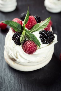 Çikolata. Lezzetli tatlı büfesi kekler. Tatlı tatil büfesi kekler ve diğer tatlılar. Tatlılar, şekerler, tatlı, iyi ki doğdun kavramı içeren tablo