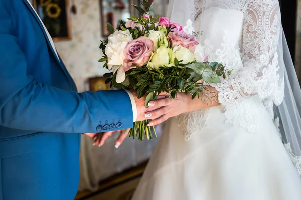 दुल्हन एक शादी बुकेट और हाथों के हाथों में एक शादी बुकेट पकड़े हुए, शादी सहायक उपकरण, शादी, प्यार करने वाले जोड़े हाथों में शादी बुकेट पकड़े हुए — स्टॉक फ़ोटो, इमेज