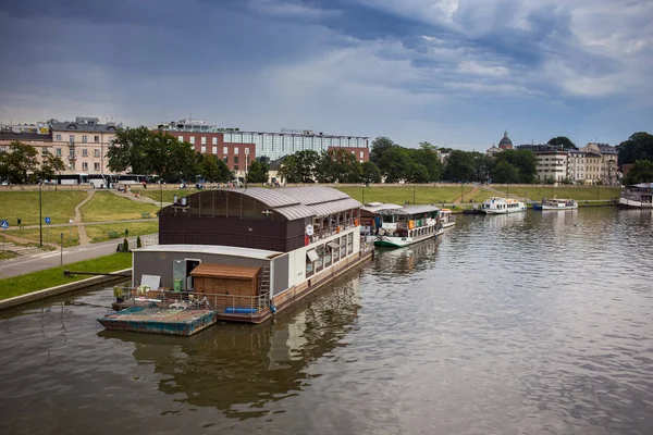 10 з липня, 2017-Krakow,Poland.Tourist човен на Вісли з Королівського замку Вавель у фоновому режимі, Польща — стокове фото