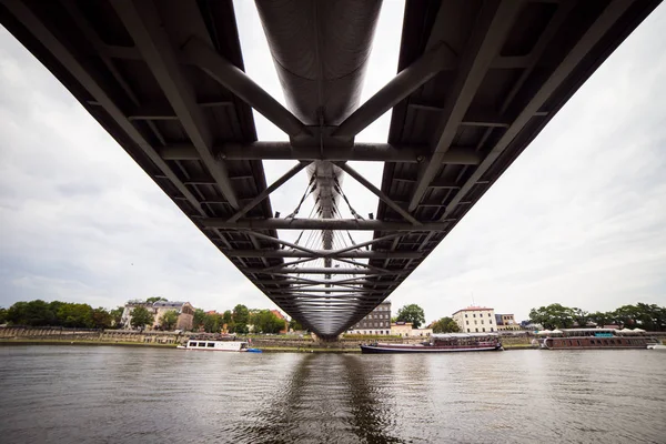 10 de julio de 2017. Cracovia, Polonia Puente sobre el río Vístula en Cracovia, Polonia . —  Fotos de Stock