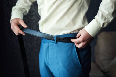 bir kemer, işadamı, politikacı, koyarak adamın tarzı, erkek eller closeup, ABD'li iş adamı, Avrupa işadamı, bir işadamı Asya, insanlar, iş, moda ve giyim kavramı