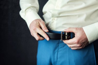 Stil, mal üzerinde bir kemer, işadamı, politikacı, koyarak adamdır