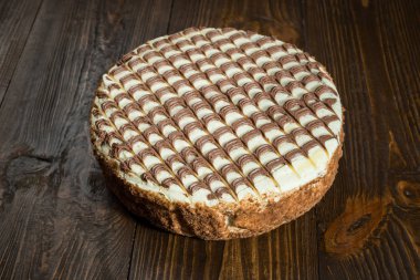 krema, çikolata kek kesilmiş parça ve koyu arka plan, portre, karanlık çikolatalı kek, lezzetli vejetaryen çikolatalı kek, lezzetli çikolatalı kek ahşap arka plan üzerinde bıçak ile çikolatalı kek