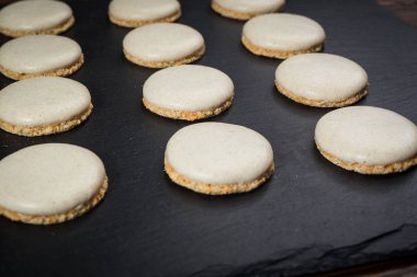 Bisküvi tatlı kurabiye arka plan. Yerli yığılmış tereyağı bisküvi desen kavramı, makro yakından. Ev yapımı kurabiye ahşap masa üzerinde. Mısır gevreği bisküvi susam, yer fıstığı, ayçiçeği ve amaranth.