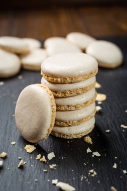 Bisküvi tatlı kurabiye arka plan. Yerli yığılmış tereyağı bisküvi desen kavramı, makro yakından. Ev yapımı kurabiye ahşap masa üzerinde. Mısır gevreği bisküvi susam, yer fıstığı, ayçiçeği ve amaranth.