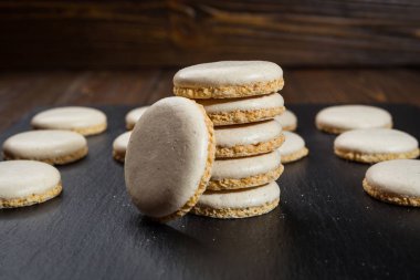 Bisküvi tatlı kurabiye arka plan. Yerli yığılmış tereyağı bisküvi desen kavramı, makro yakından. Ev yapımı kurabiye ahşap masa üzerinde. Mısır gevreği bisküvi susam, yer fıstığı, ayçiçeği ve amaranth.