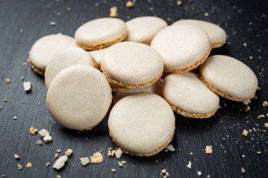 Bisküvi tatlı kurabiye arka plan. Yerli yığılmış tereyağı bisküvi desen kavramı, makro yakından. Ev yapımı kurabiye ahşap masa üzerinde. Mısır gevreği bisküvi susam, yer fıstığı, ayçiçeği ve amaranth.