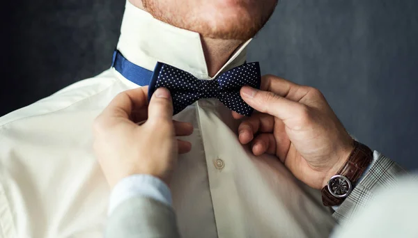 Homem borboleta roupas, homem de negócios colocando gravata borboleta. Fato, Han. — Fotografia de Stock