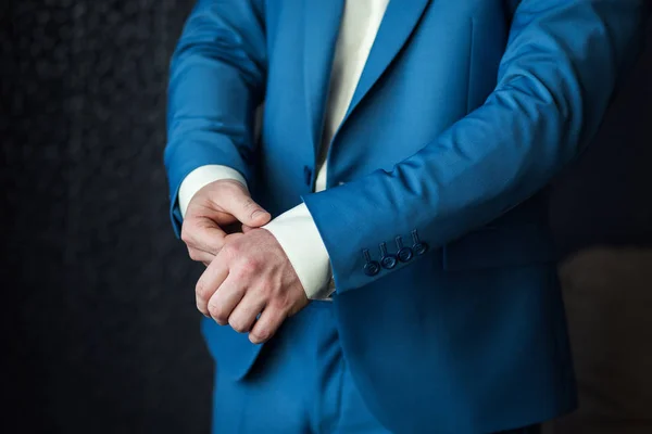 Homme d'affaires porte une veste. Politicien, le style de l'homme, les mains masculines cl — Photo