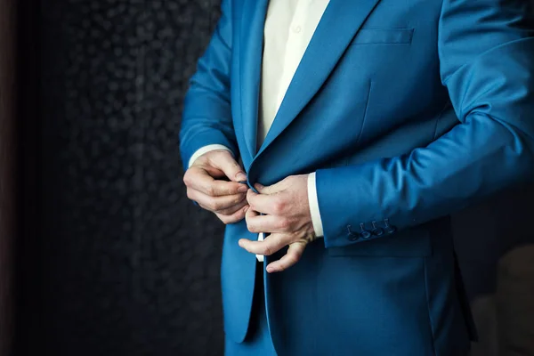 El hombre de negocios lleva una chaqueta. Político, estilo del hombre, manos masculinas cl — Foto de Stock