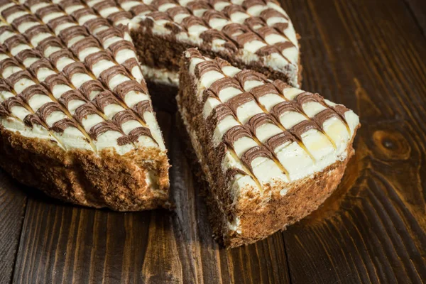 krema, çikolata kek kesilmiş parça ve koyu arka plan, portre, karanlık çikolatalı kek, lezzetli vejetaryen çikolatalı kek, lezzetli çikolatalı kek ahşap arka plan üzerinde bıçak ile çikolatalı kek