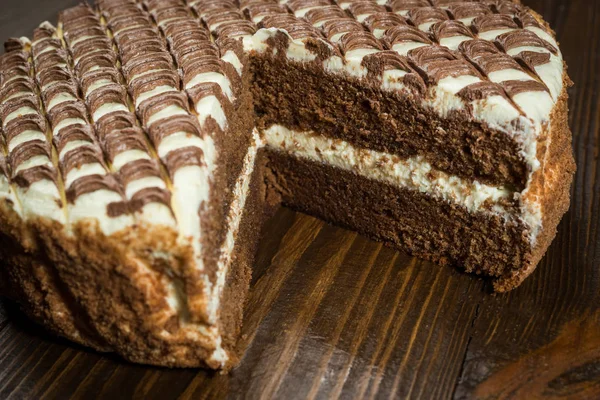 krema, çikolata kek kesilmiş parça ve koyu arka plan, portre, karanlık çikolatalı kek, lezzetli vejetaryen çikolatalı kek, lezzetli çikolatalı kek ahşap arka plan üzerinde bıçak ile çikolatalı kek