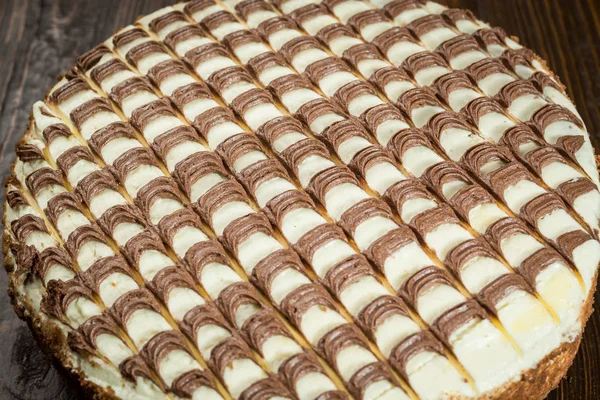 krema, çikolata kek kesilmiş parça ve koyu arka plan, portre, karanlık çikolatalı kek, lezzetli vejetaryen çikolatalı kek, lezzetli çikolatalı kek ahşap arka plan üzerinde bıçak ile çikolatalı kek